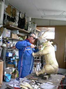 Philippe Lambert sculpte son rhinocéros en laiton