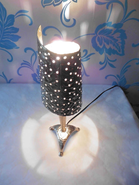 Lampe en laiton martelé, avec un effet bronze, tôle de laiton perforée pour une lumière douce, allumée