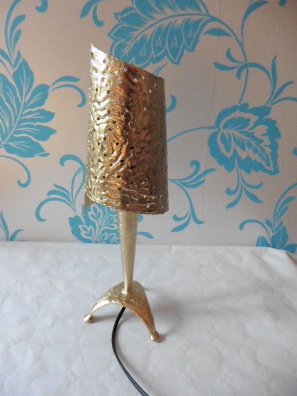 Lampe en laiton martelé, avec un effet bronze, tôle de laiton perforée pour une lumière douce, de biais