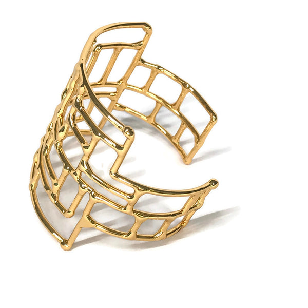 bracelet en laiton doré, composé de rectangles et de carrés irréguliers, tels un labyrinthe, vue de côté