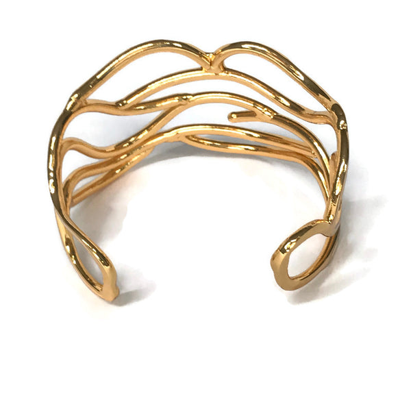 bracelet manchette de créateur, maille plate ajourée, laiton doré, très ajusté au poignet, vue de dos