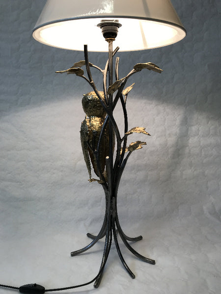 lampe à poser  avec piètement en acier et chouette en laiton, et petites feuilles en laiton, lampe de dos