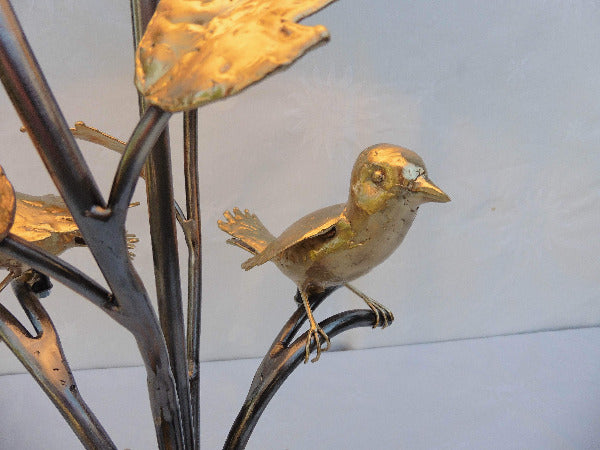 lampe à poser composée d'un branchage e acier avec feuillage et oiseaux en laiton, zoom oiseau