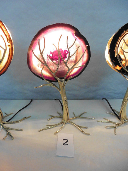 lampe en forme d'arbre en laiton doré avec tranche d'agate colorée, rose