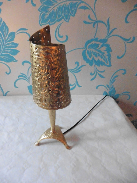 Lampe en laiton martelé, avec un effet bronze, tôle de laiton perforée pour une lumière douce, de côté