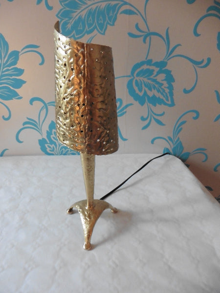 Lampe en laiton martelé, avec un effet bronze, tôle de laiton perforée pour une lumière douce, de trois-quart
