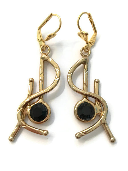 boucles d'oreille en laiton doré, motif martelé en forme de S, autour d'un strass jais