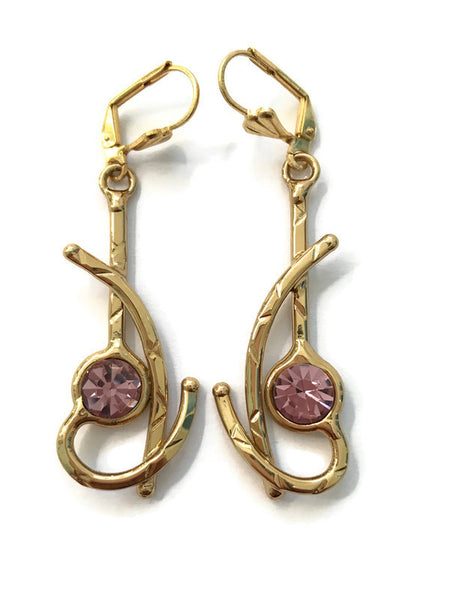 boucles d'oreille en laiton doré, motif martelé en courbes, autour d'un strass améthyste