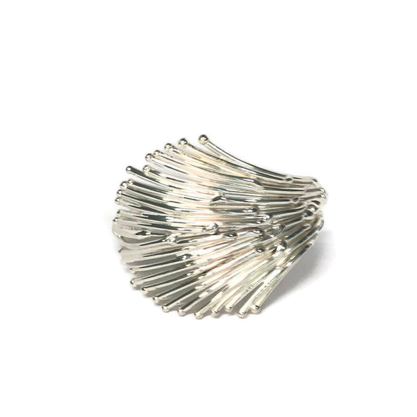 bracelet en laiton argenté, assemblage serré de petites baguettes de métal en forme d'éventail, sur environ 3,5 cm de large, vue de face