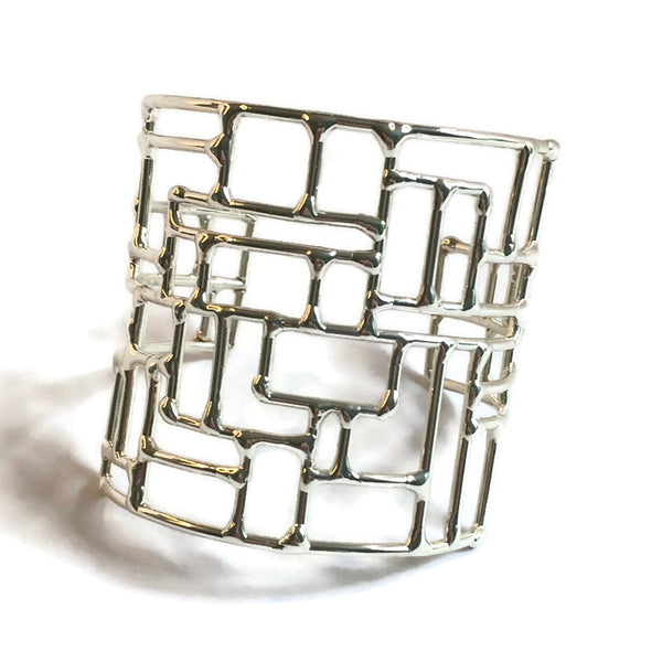 bracelet en laiton argenté, composé de rectangles et de carrés irréguliers, tels un labyrinthe, vue de face