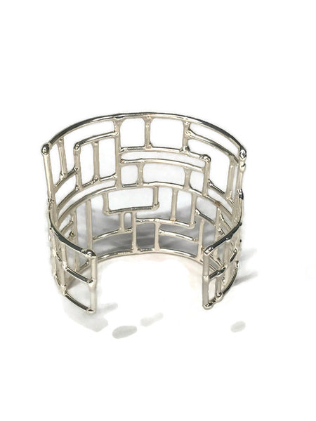 bracelet en laiton argenté, composé de rectangles et de carrés irréguliers, tels un labyrinthe, vue de dos