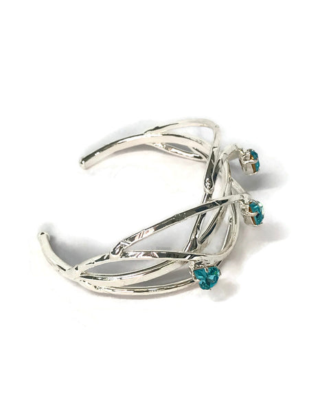 bracelet en laiton argenté, mailles larges et allongées, avec 3 strass aigue-marine en forme de gouttes, vue de côté