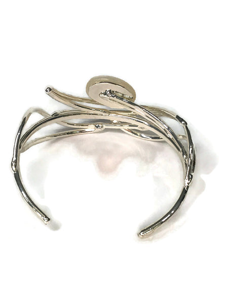 bracelet en laiton argenté, courbes de métal enserrant une nacre véritable, sur environ 2,5 cm de large, vue de dos
