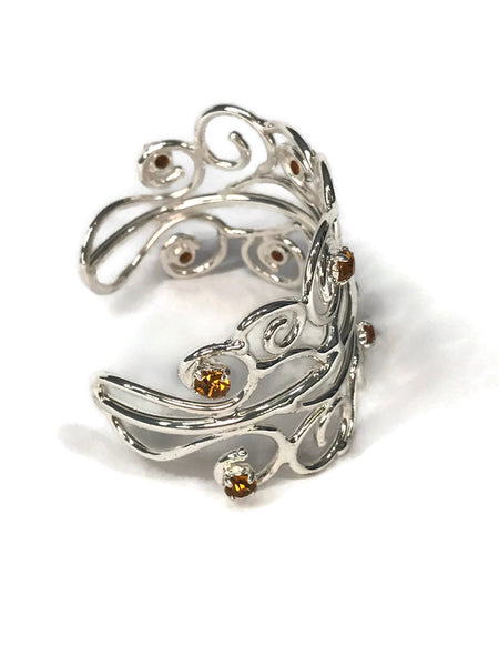 bracelet manchette de créateur style princesse, en laiton argenté, 9 strass ambre ou jais ou aigue-marine ou péridot, vue de biais