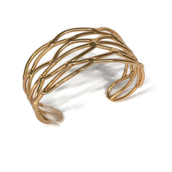 bracelet en laiton doré, entrelacs de petites mailles sur environ 3 cm de large, vue de dessus
