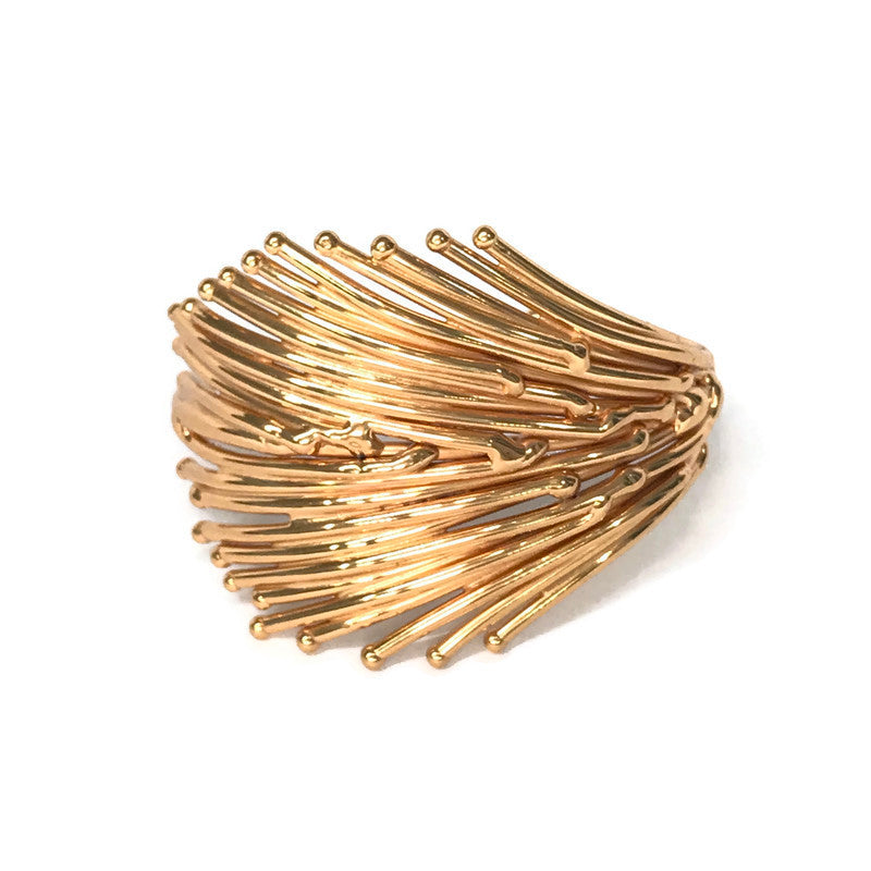 bracelet en laiton doré, assemblage serré de petites baguettes de métal en forme d'éventail, sur environ 3,5 cm de large, vue de face
