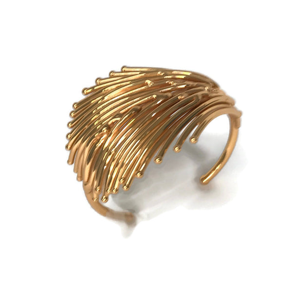 bracelet en laiton doré, assemblage serré de petites baguettes de métal en forme d'éventail, sur environ 3,5 cm de large, vue de dessus