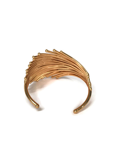 bracelet en laiton doré, assemblage serré de petites baguettes de métal en forme d'éventail, sur environ 3,5 cm de large, vue de dos