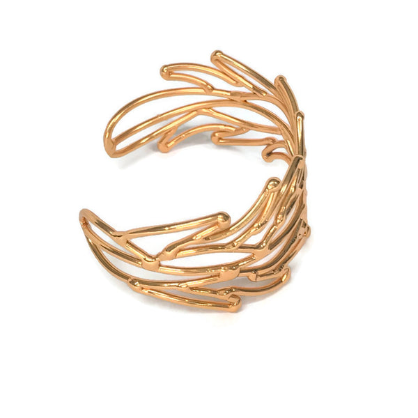 bracelet en laiton doré, maillage en forme de petites flammes, sur environ 3 cm de large, vue de côté