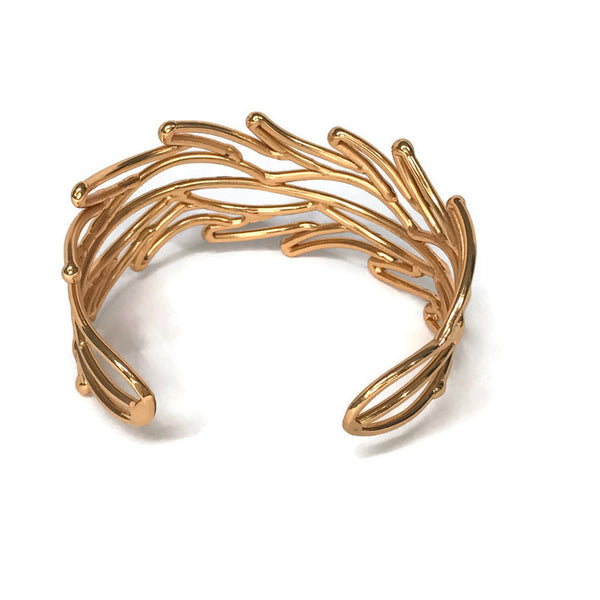 bracelet en laiton doré, maillage en forme de petites flammes, sur environ 3 cm de large, vue de dos