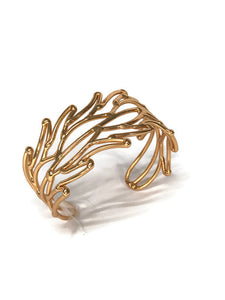 bracelet en laiton doré, maillage en forme de petites flammes, sur environ 3 cm de large, vue de dessus