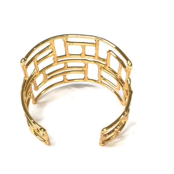 bracelet en laiton doré, composé de rectangles et de carrés irréguliers, tels un labyrinthe, vue de dos