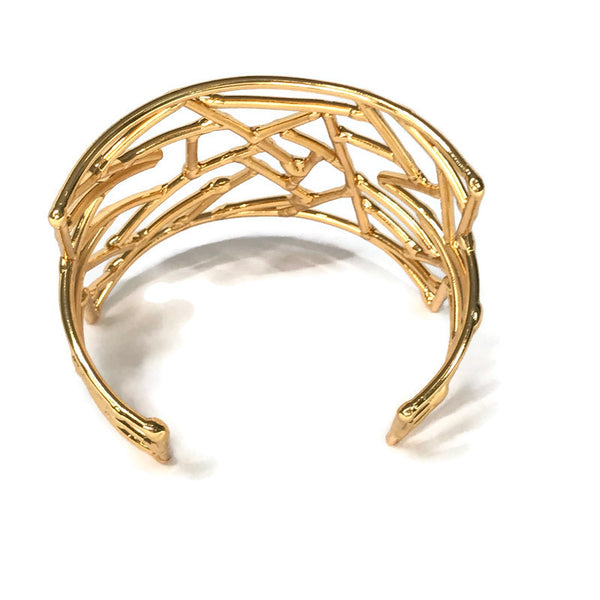 bracelet manchette de créateur, doré, motif composé de formes irrégulières telle une mosaïque, ajustable au poignet, vue de dos