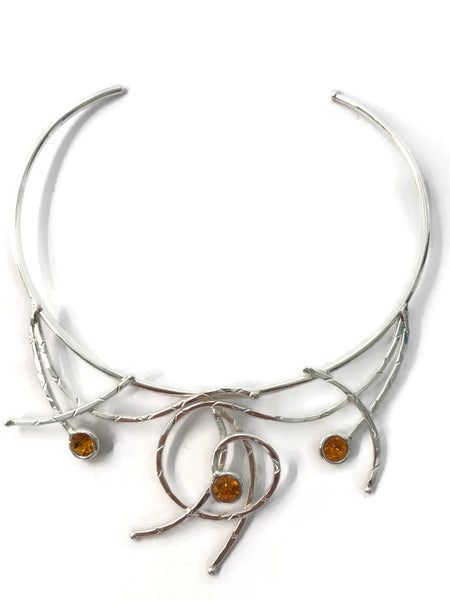 collier martele avec 3 strass ; boucles et méandres en laiton argenté ; vue de face