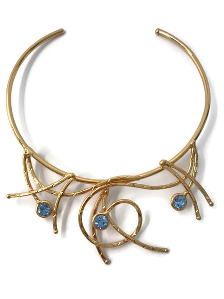 collier martele avec 3 strass ; boucles et méandres en laiton doré ; vue de face