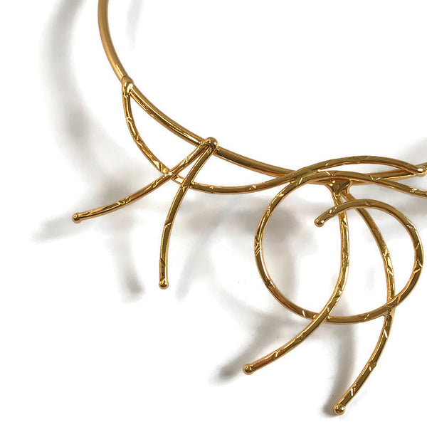 collier martelé ; boucles et méandres en laiton doré ; détail du motif