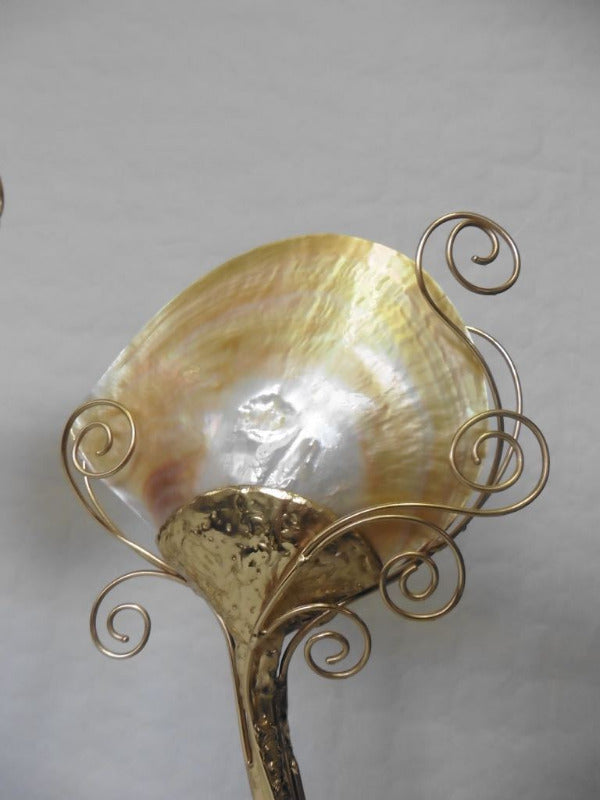 lampe avec nacre de coquillage véritable enlacée dans des volutes en laiton, détail