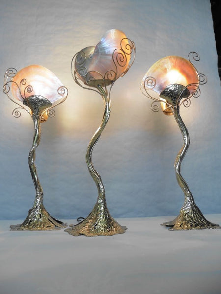 3 lampes avec nacre de coquillage ou nacre de nautile véritable enlacée dans des volutes en laiton, vue d'ensemble