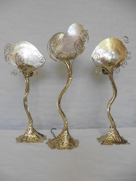 3 lampes avec nacre de coquillage ou de nautile véritable enlacée dans des volutes en laiton, vue d'ensemble éteintes