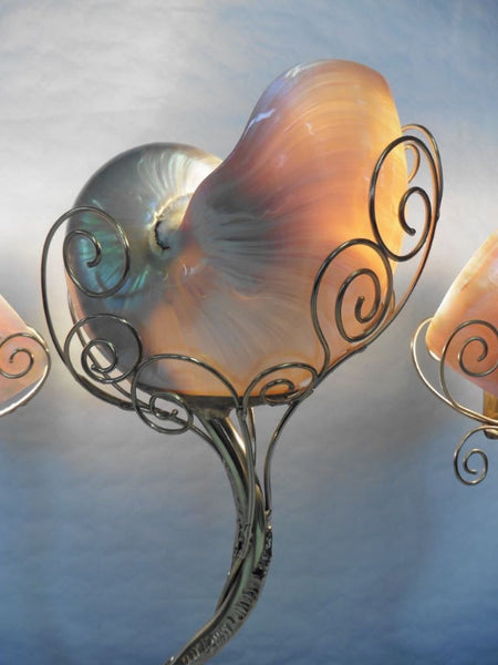 lampe avec nacre de nautile véritable enlacée dans des volutes en laiton, détail