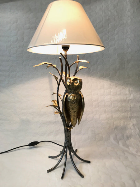 lampe à poser  avec piètement en acier et chouette en laiton, et petites feuilles en laiton, lampe allumée