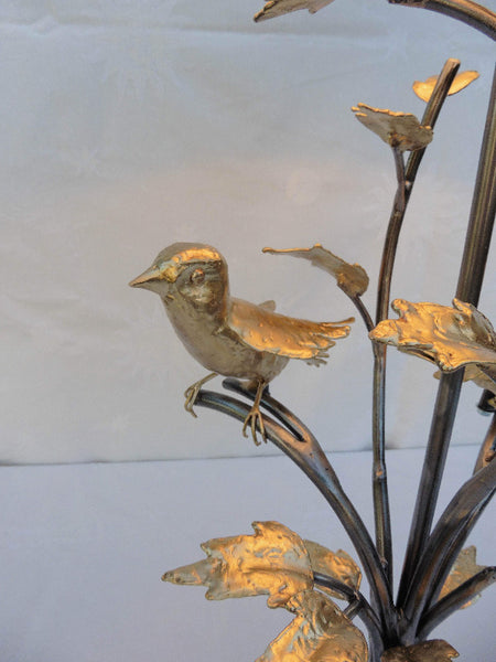 lampe à poser composée d'un branchage e acier avec feuillage et oiseaux en laiton, zoom oiseau et feuillage
