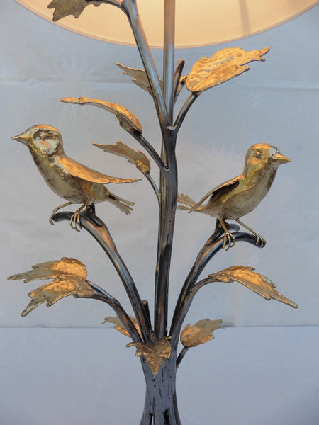 lampe à poser composée d'un branchage e acier avec feuillage et oiseaux en laiton, zoom branchage