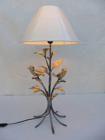 lampe à poser composée d'un branchage e acier avec feuillage et oiseaux en laiton, vue d'ensemble