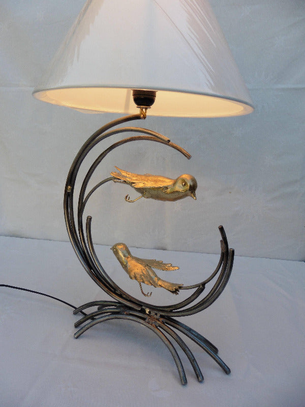 lampe à poser composée d'un cercle d'acier avec 2 moineaux en laiton, vue d'ensemble