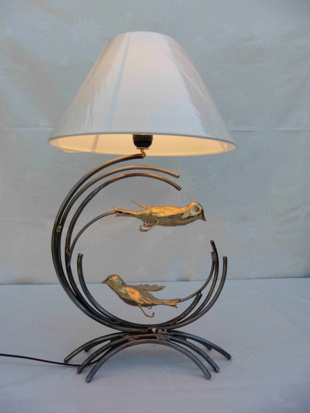 lampe à poser composée d'un cercle d'acier avec 2 moineaux en laiton, vue de face