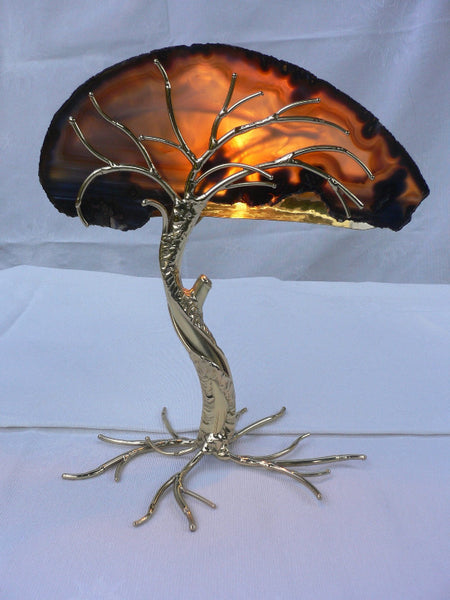 lampe en forme d'arbre en laiton doré avec tranche d'agate colorée, brune allongée