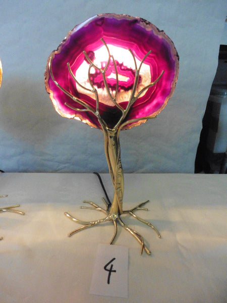 lampe en forme d'arbre en laiton doré avec tranche d'agate colorée, fushia