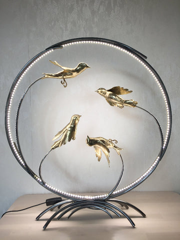 lampe avec ruban led, tourbillon d'oiseaux en laiton, créateur Lambert