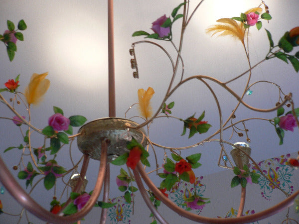 lustre composé de 5 branches en cuivre ornées de pampilles, fleurs en tissu, plumes ; lampes dichroides, avec fines branches de laiton en volutes, vue de côté