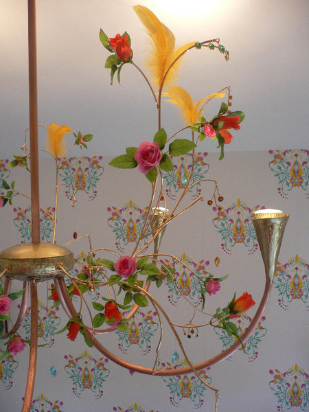 lustre composé de 5 branches en cuivre ornées de pampilles, fleurs en tissu, plumes ; lampes dichroides, avec fines branches de laiton en volutes, détail