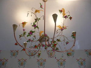lustre composé de 5 branches en cuivre ornées de pampilles, fleurs en tissu, plumes ; lampes dichroides, avec fines branches de laiton en volutes, vue d'ensemble