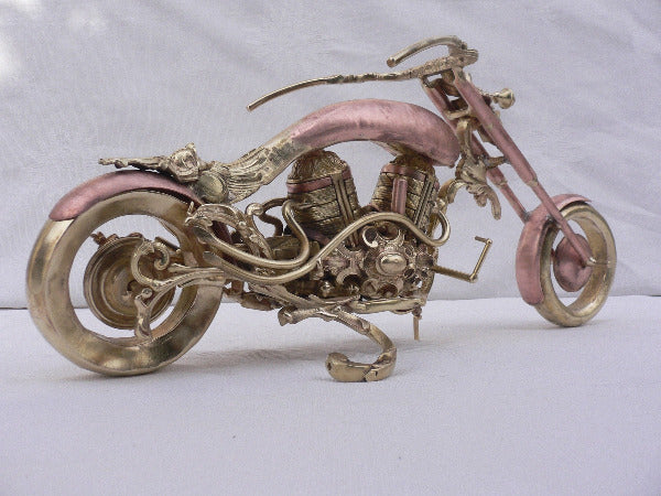 moto chopper constituée par assemblage de ferronneries anciennes, laiton, cuivre et bronze, façon steampunk, vue de côté