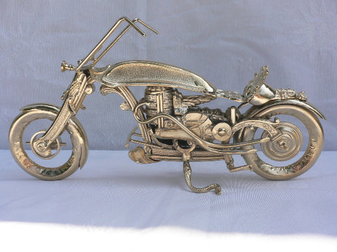 moto chopper composée de pièces de ferronerie antiques, laiton et cuivre flashés or, vue de côté