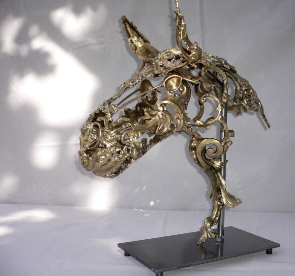 TÊTE DE CHEVAL COMPOSÉE DE FERRONERIES ANCIENNES EN CUIVRE, LAITON ET BRONZE VUE D'ENSEMBLE